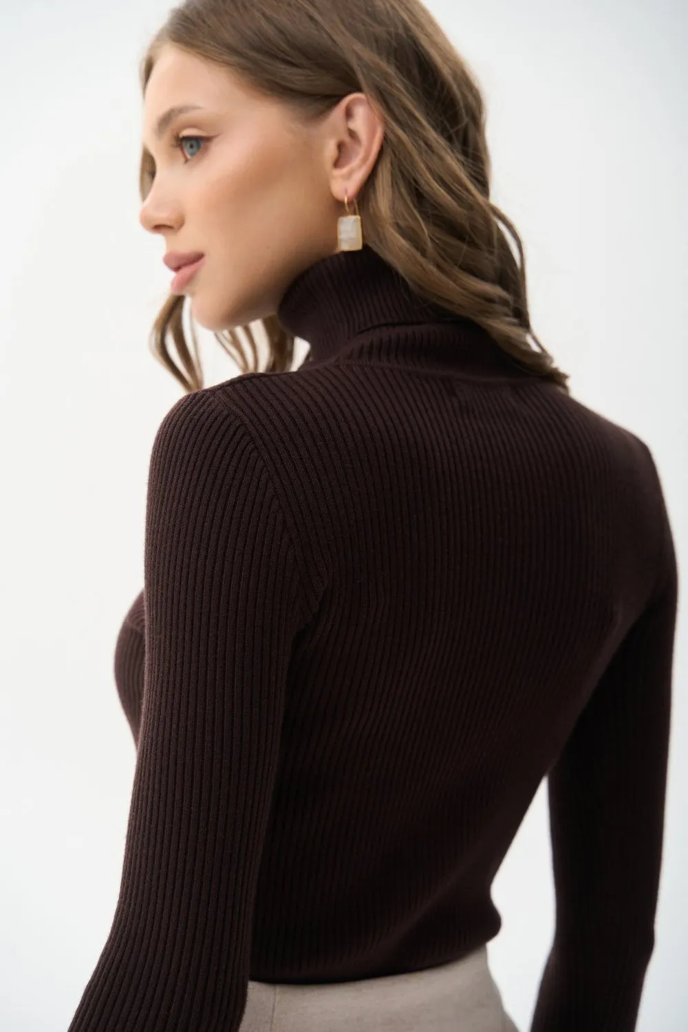 Ribbed turtleneck sweater in color brown